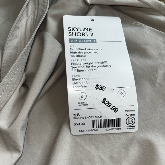 Creme Shorts - Picture 4 of 9